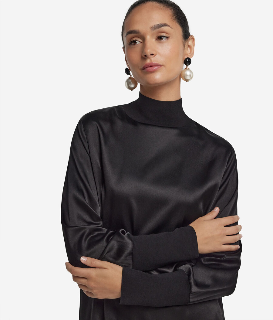 sidensatinblus med jerseyinlägg