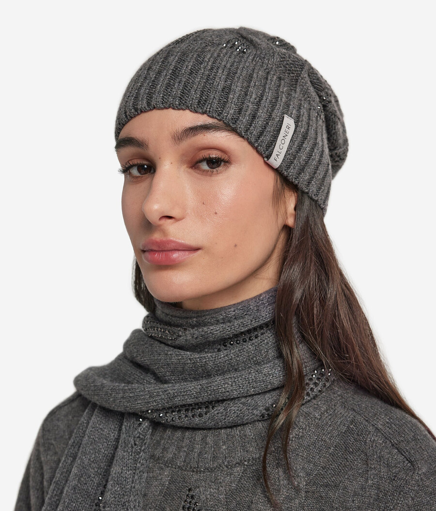 ultramjuk kashmirmössa med kabelstickning och strass